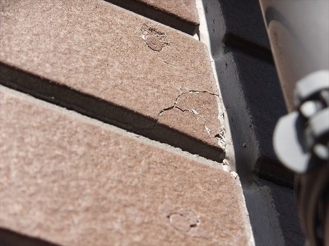 サイディングに何かがぶつかってできた凹み